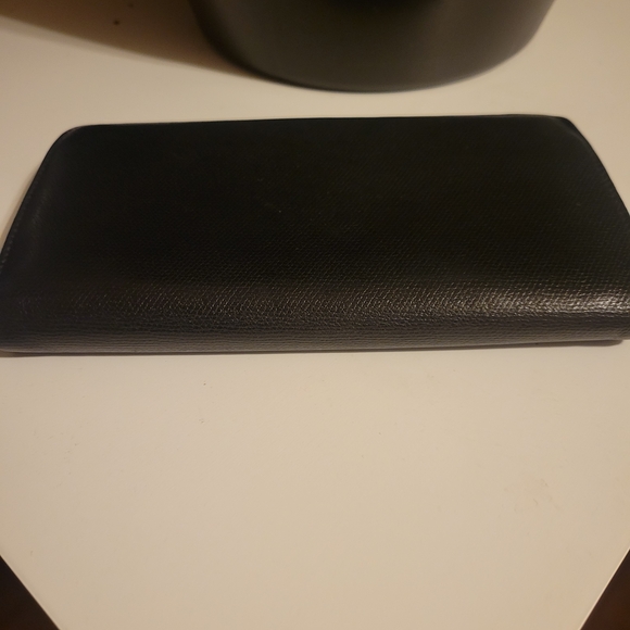 Vintage Authenric CHANEL Black Leather Wallet with Iconic Emblem - Picture 4 of 13